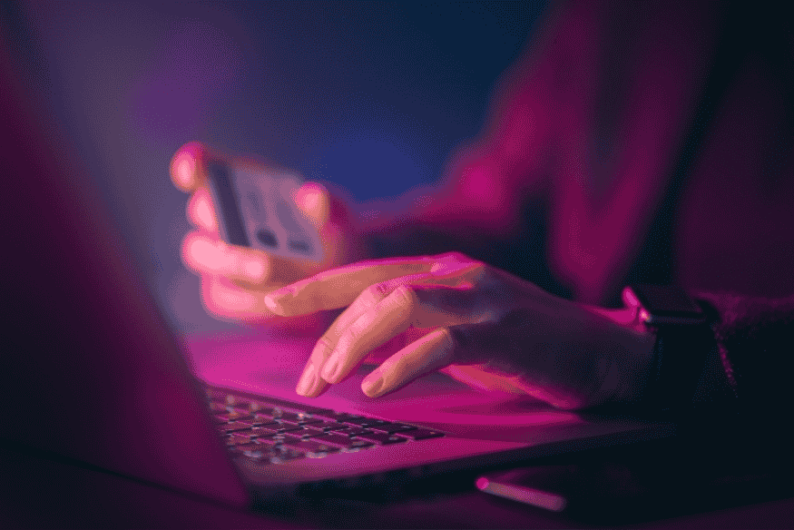 Mujer haciendo una compra online con tarjeta de crédito