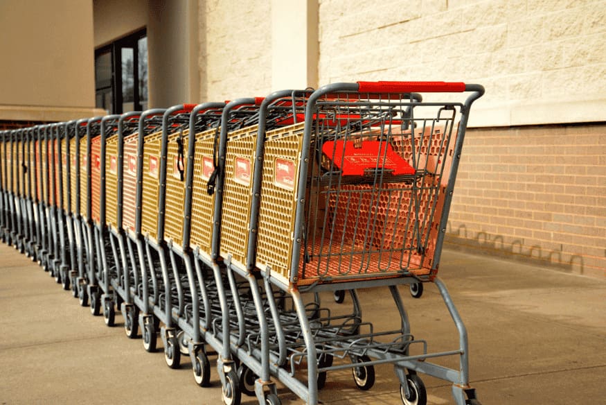Carritos de supermercado alineados representando organización y planificación de compras del hogar