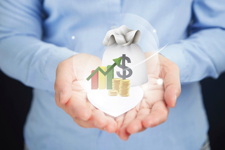 Manos sosteniendo imágenes digitales de saco de dinero, monedas y gráficos de crecimiento.